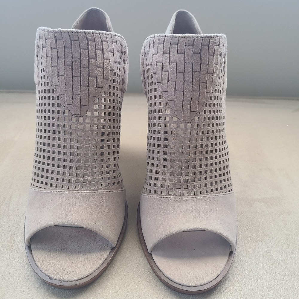 NIB Vince Camuto Fritzey Booties